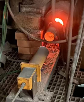 Bir ısıtma fırınında çelik kütüklerin konumunu bulmak için fiber optik lazer ded